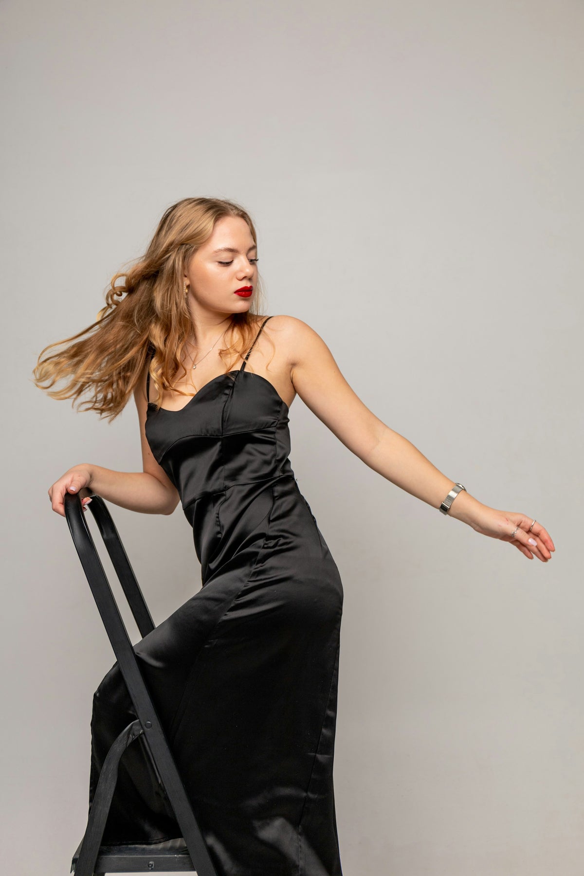 Vestido Siena largo de satén negro con tirantes finos